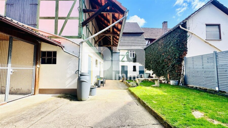 Wohnensemble mit Platz für Visionen: Saniertes Fachwerkhaus / Scheune + Halle mit Paddock - Gebäude 1 Innenhofbereich / Nebengebäude